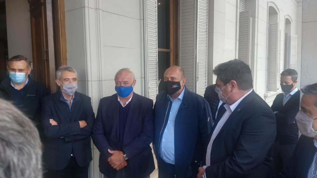 Perotti habló con la prensa durante una actividad en el puerto de Santa Fe.
