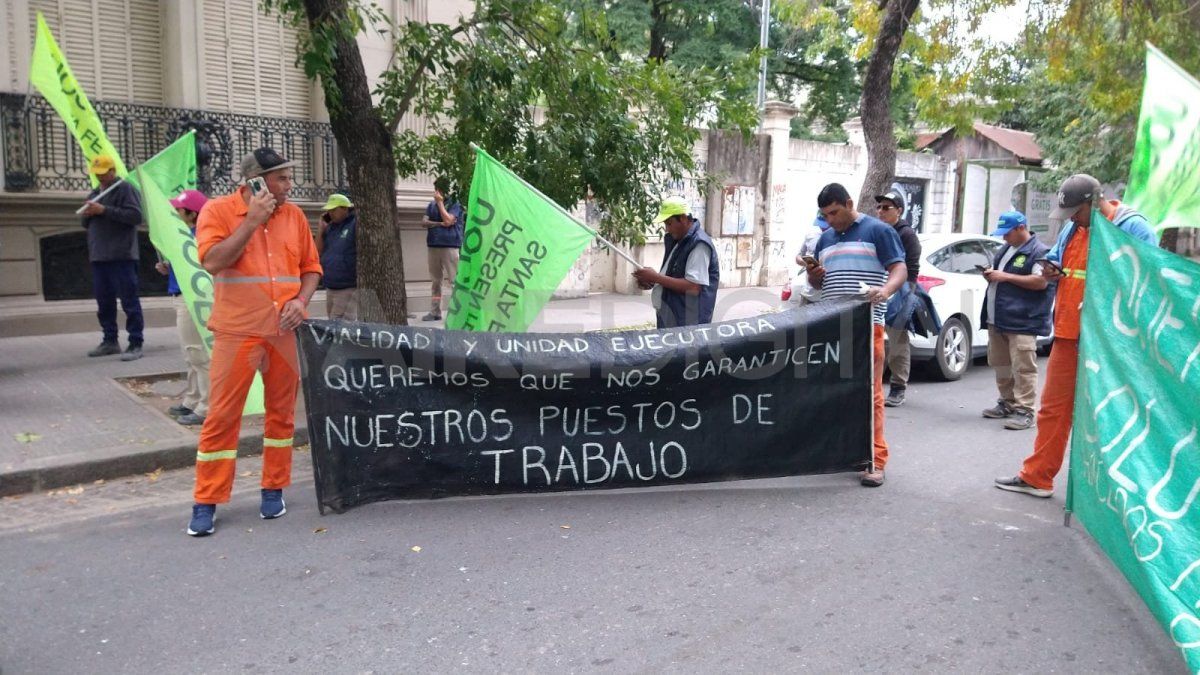 Los 19 trabajadores despedidos realizaban tareas de mantenimiento en la Autopista Rosario - Santa Fe.