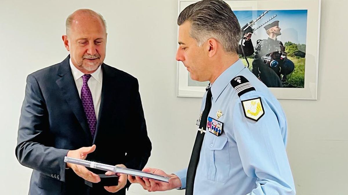 La gendarmería francesa es una institución con funciones de policía, con la responsabilidad de garantizar el orden y la seguridad pública en zonas periurbanas y rurales.