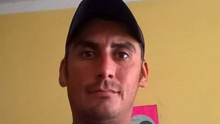 Reyna fue aprehendido en el interior de la vivienda, cuando estaba siendo sujetado por sus familiares