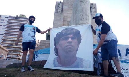 Miembros de la Iglesia Maradoniana convocaron al pedido de justicia en Rosario. Miembros de la Iglesia Maradoniana convocaron al pedido de justicia en Rosario.