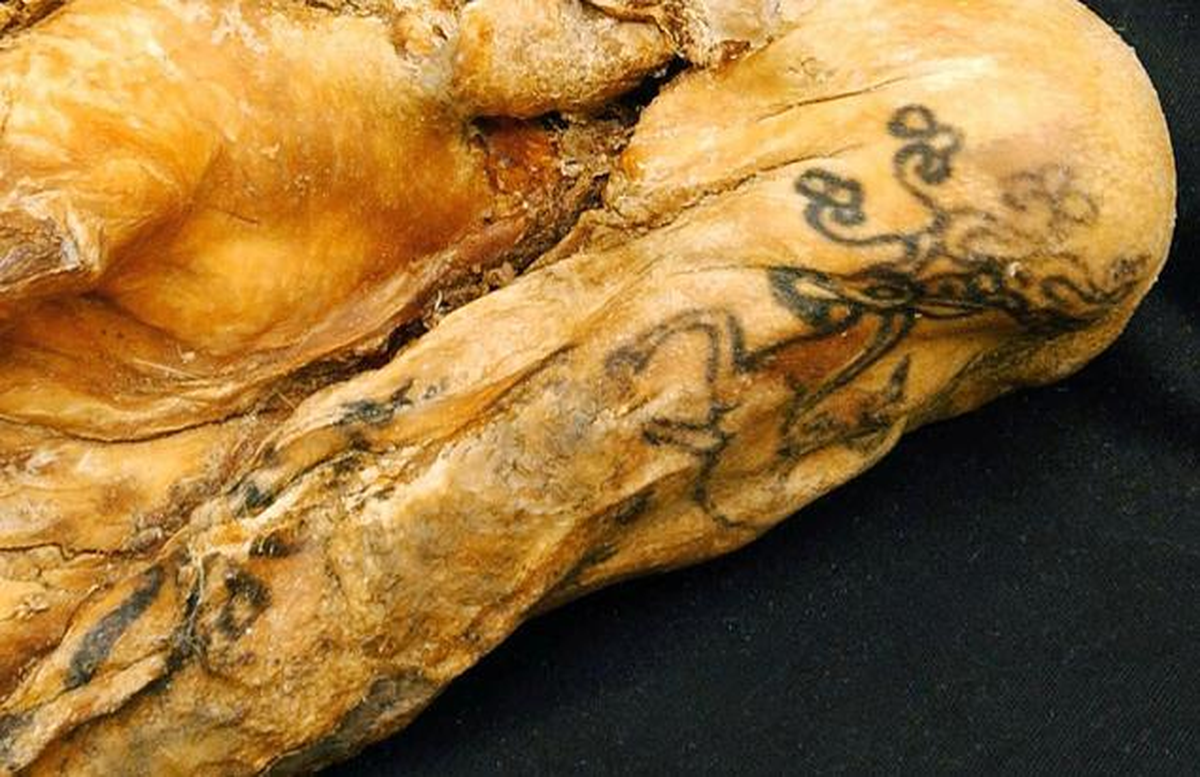 El tatuaje de la momia Ötzi.