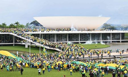 Bolsonaristas invadieron la sede de Gobierno y el Tribunal Supremo de Brasil. Bolsonaristas invadieron la sede de Gobierno y el Tribunal Supremo de Brasil.