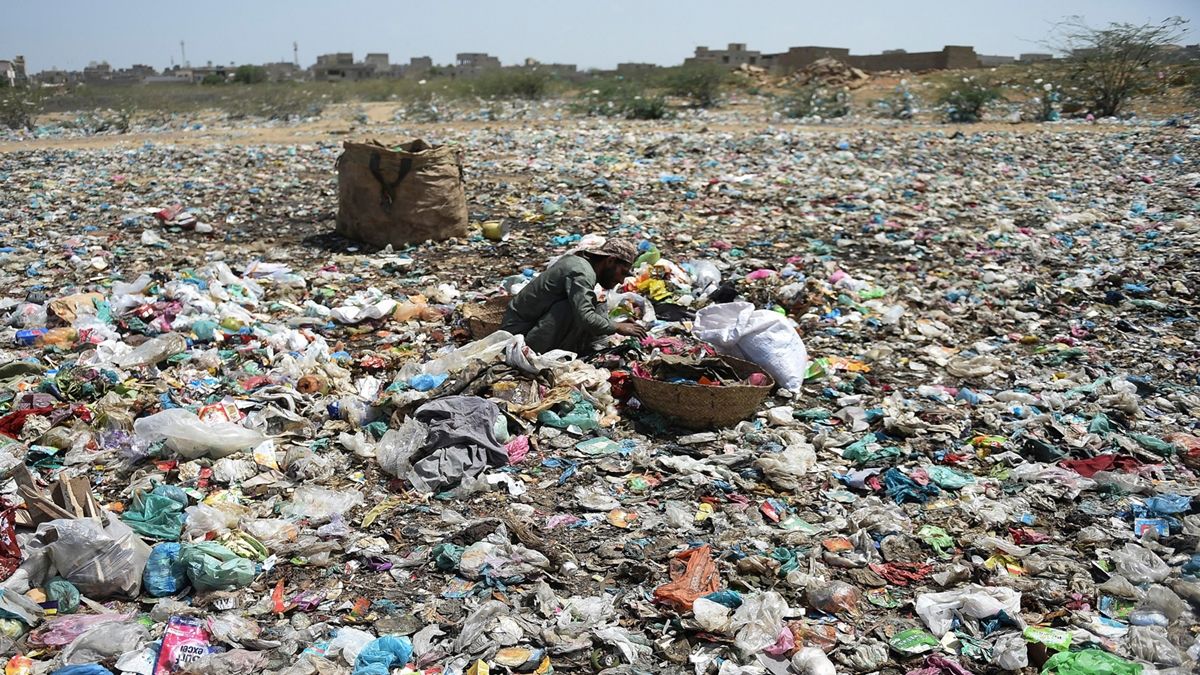 La medida fue motivada por la alta contaminación que generan los alrededor de cuatro millones de toneladas de plástico producidos por año.
