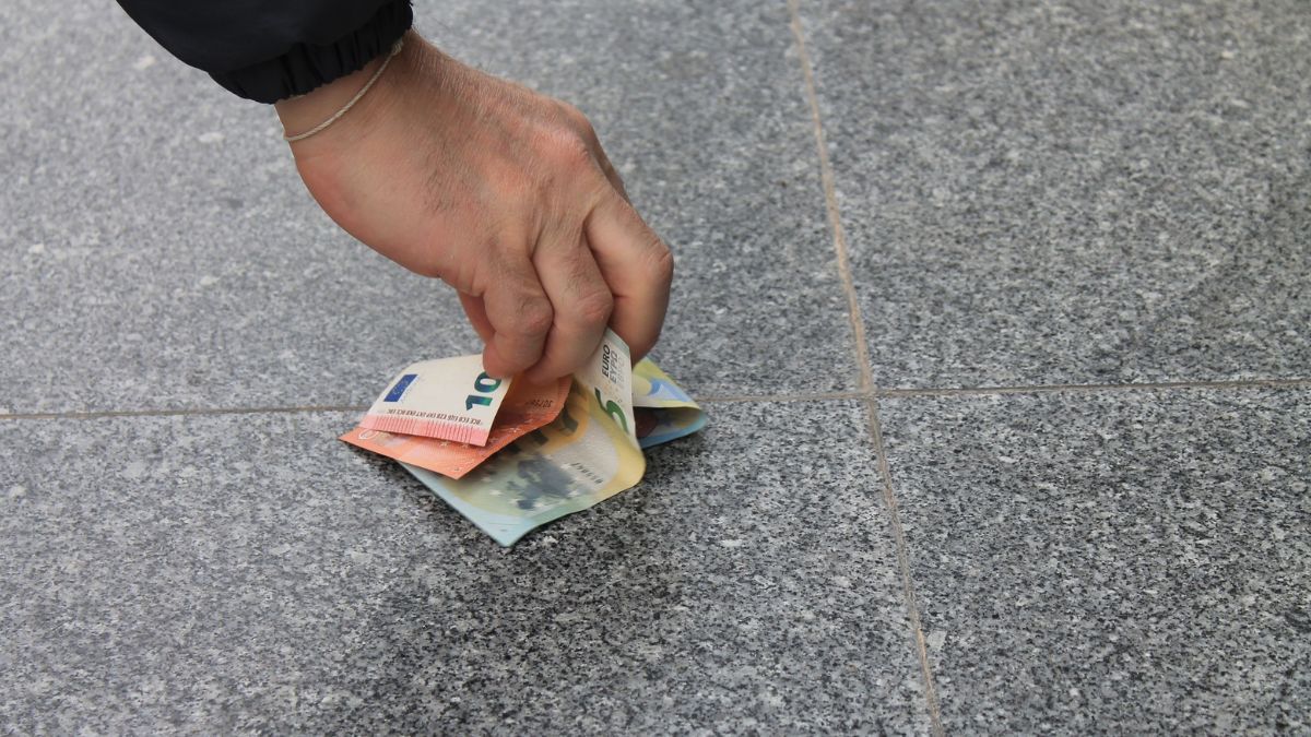 Algunas supersticiones recomiendan guardar el billete encontrado como s&iacute;mbolo de abundancia.