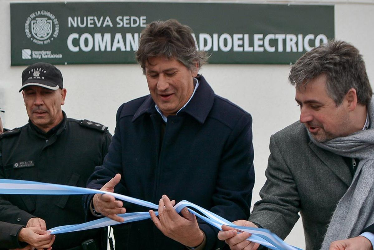 El intendente Roly Santacroce inauguró el nuevo edificio del Comando Radioeléctrico de Funes junto al ministro Pablo Cococcioni.
