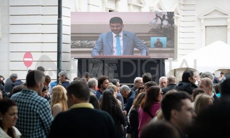 Un nutrido grupo de personas siguió desde afuera de la Legislatura el discurso del gobernador Maximiliano Pullaro. Un nutrido grupo de personas siguió desde afuera de la Legislatura el discurso del gobernador Maximiliano Pullaro.