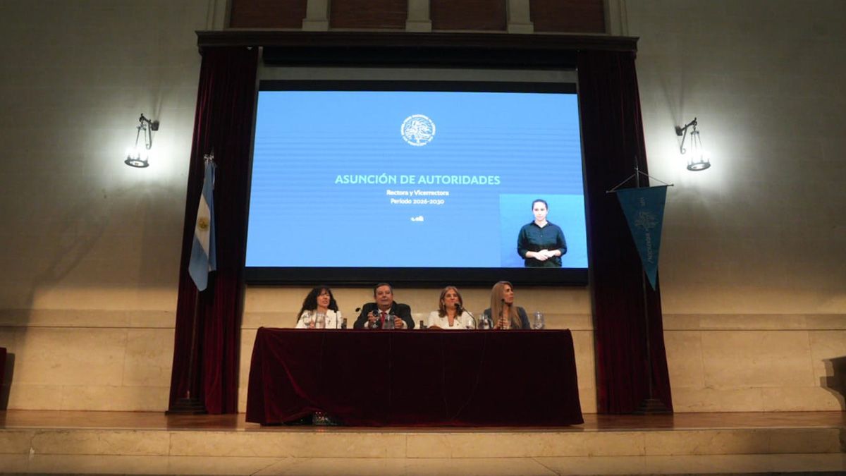 El acto de asunción se realizó en el Paraninfo de la UNL, con la presencia de autoridades académicas y representantes institucionales. El acto de asunción se realizó en el Paraninfo de la UNL, con la presencia de autoridades académicas y representantes institucionales.