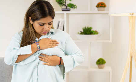 Es fundamental que las mujeres conozcan su propio cuerpo mediante la práctica regular del autoexamen mamario. Es fundamental que las mujeres conozcan su propio cuerpo mediante la práctica regular del autoexamen mamario.