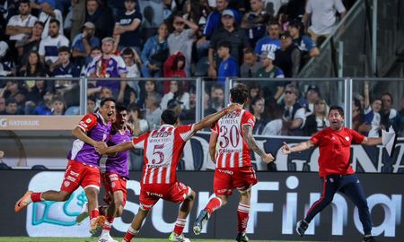 Unión se trajo tres puntos de oro de La Plata, en la última jugada del partido, y le dijo adiós a su mala racha y hola nuevamente a la zona de copas. Unión se trajo tres puntos de oro de La Plata, en la última jugada del partido, y le dijo adiós a su mala racha y hola nuevamente a la zona de copas.