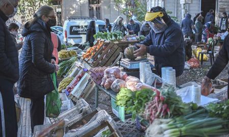 La Municipalidad de Santa Fe decidió suspender las ferias de grandes dimensiones en el ámbito de Santa Fe por un termino de 15 días. La medida se orienta a poder trabajar coordinadamente con los feriantes para que puedan equipar sus puestos como lo exige el protocolo establecido por provincia. La Municipalidad de Santa Fe decidió suspender las ferias de grandes dimensiones en el ámbito de Santa Fe por un termino de 15 días. La medida se orienta a poder trabajar coordinadamente con los feriantes para que puedan equipar sus puestos como lo exige el protocolo establecido por provincia.