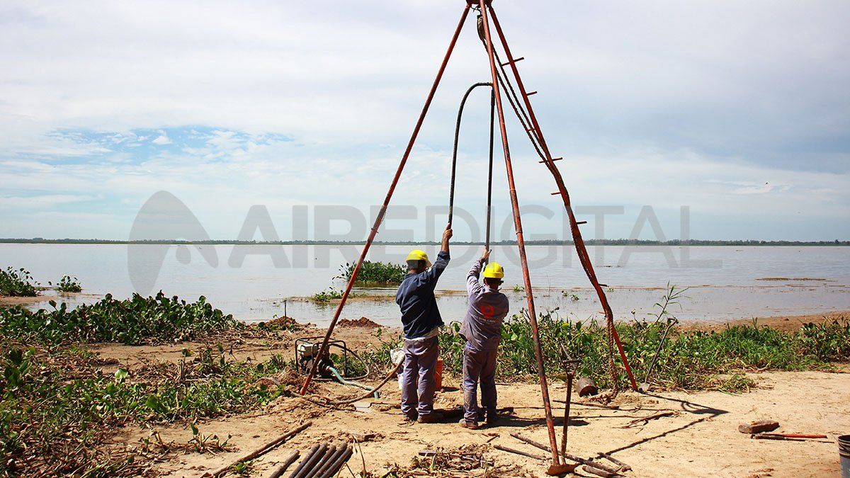 Este lunes comenzaron a realizarse las perforaciones en el suelo de la laguna Setúbal en el marco del avance de las obras para la construcción del gasoducto metropolitano.