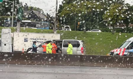 El brutal accidente ocurrió a primera hora de este viernes a la altura del kilómetro 222, sentido a Rosario. El brutal accidente ocurrió a primera hora de este viernes a la altura del kilómetro 222, sentido a Rosario.