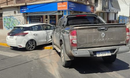 lo chocaron, se subio a la vereda y termino impactando contra una columna: no hubo heridos lo chocaron, se subio a la vereda y termino impactando contra una columna: no hubo heridos