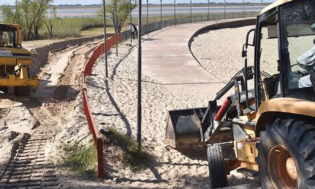 Paralelamente, se lleva adelante el recambio de luminarias y la instalación de más de 100 reflectores para que se pueda aprovechar la playa durante la noche. Paralelamente, se lleva adelante el recambio de luminarias y la instalación de más de 100 reflectores para que se pueda aprovechar la playa durante la noche.