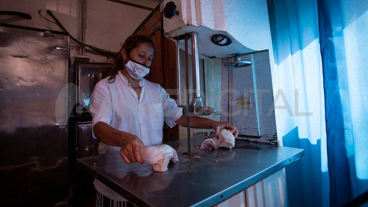 Mariela Corvera aprende el oficio de la carnicería como empleada del Mercadito.