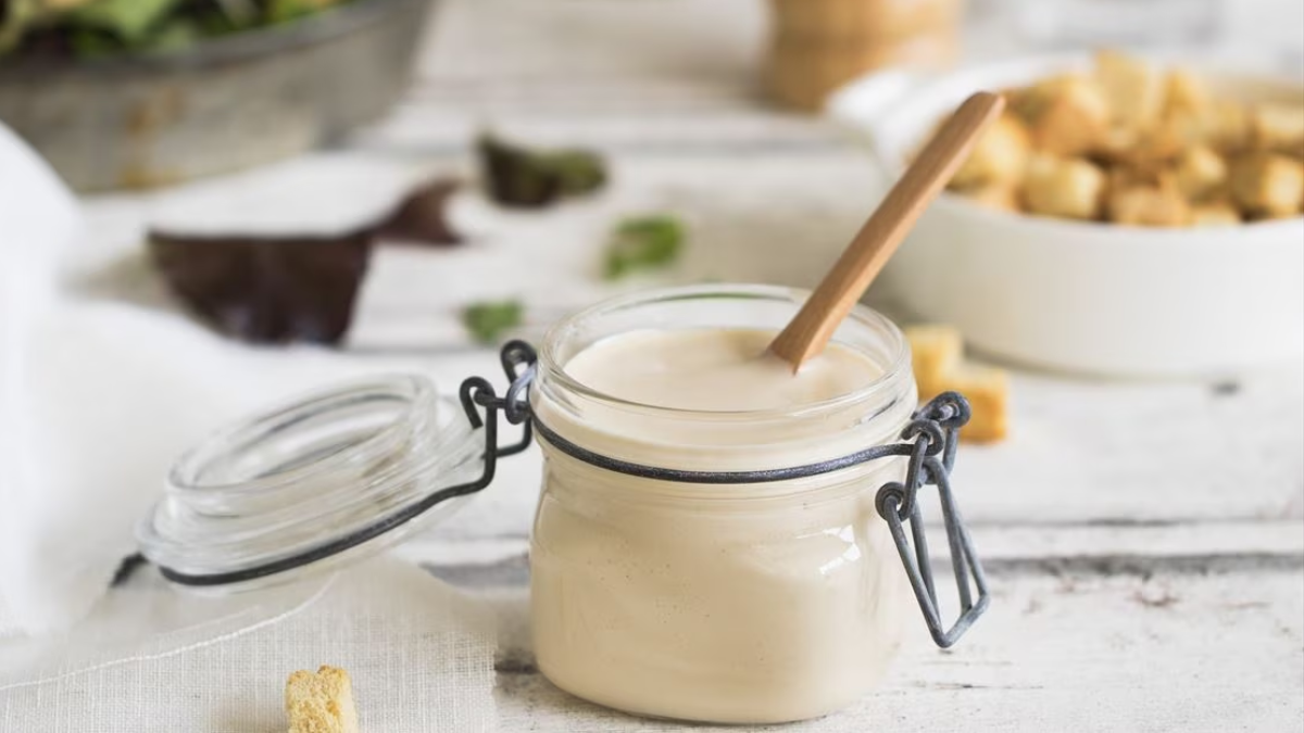 La receta para hacer salsa césar en 3 simples pasos