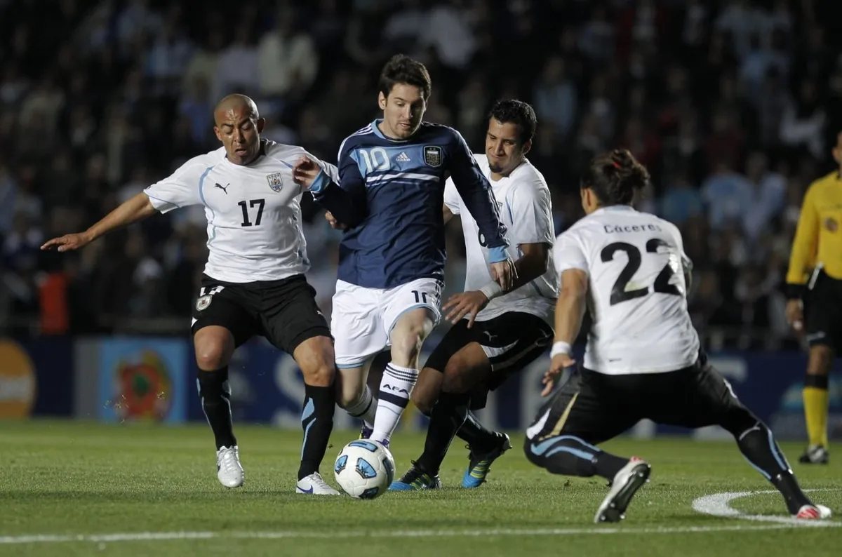 Lionel Messi at the Colón Stadium with Egidio, Victorino and Cáceres at the 2011 Copa America Down.