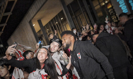 Los hinchas de River recibieron al plantel en Santa Fe. Los hinchas de River recibieron al plantel en Santa Fe.