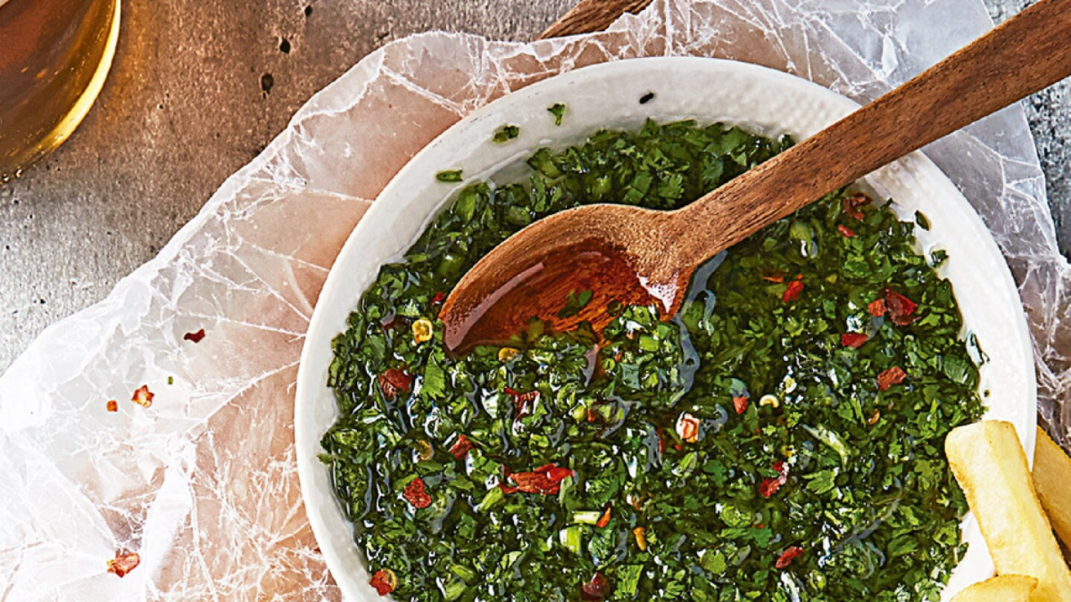 Chimichurri argentino tradicional: la receta más fácil para acompañar tus asados