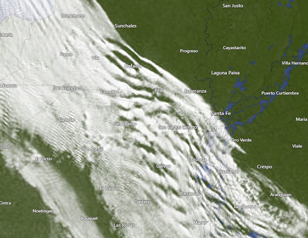 La imagen satelital que muestra la llegada de la franja de nubes a la zona. La imagen satelital que muestra la llegada de la franja de nubes a la zona.