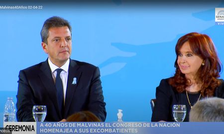 Acompañada por el presidente de la Cámara de Diputados, Sergio Massa, la vicepresidenta entregó diplomas a 17 exsoldados. Acompañada por el presidente de la Cámara de Diputados, Sergio Massa, la vicepresidenta entregó diplomas a 17 exsoldados.