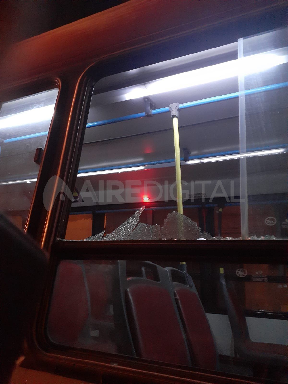 Las astillas de los vidrios ingresaron a los ojos de la víctima por lo que fue trasladada de urgencia al Hospital Cullen.