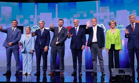 De acuerdo con las proyecciones, la elección podría funcionar como una virtual primaria entre los tres aspirantes opositores con mayor intención de voto: José Antonio Kast, Juan Kaisar y Evelyn Matthei. De acuerdo con las proyecciones, la elección podría funcionar como una virtual primaria entre los tres aspirantes opositores con mayor intención de voto: José Antonio Kast, Juan Kaisar y Evelyn Matthei.