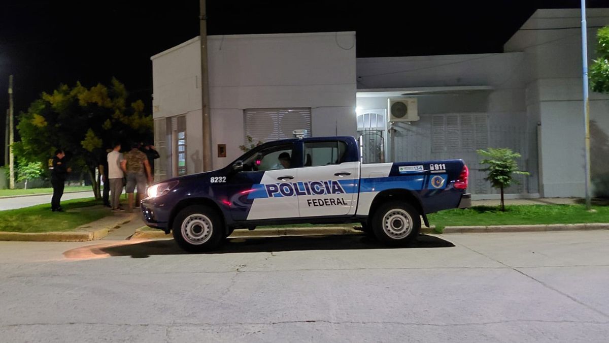 Los agentes de la PFA en el negocio familiar del tirador de San Cristóbal. Los agentes de la PFA en el negocio familiar del tirador de San Cristóbal.