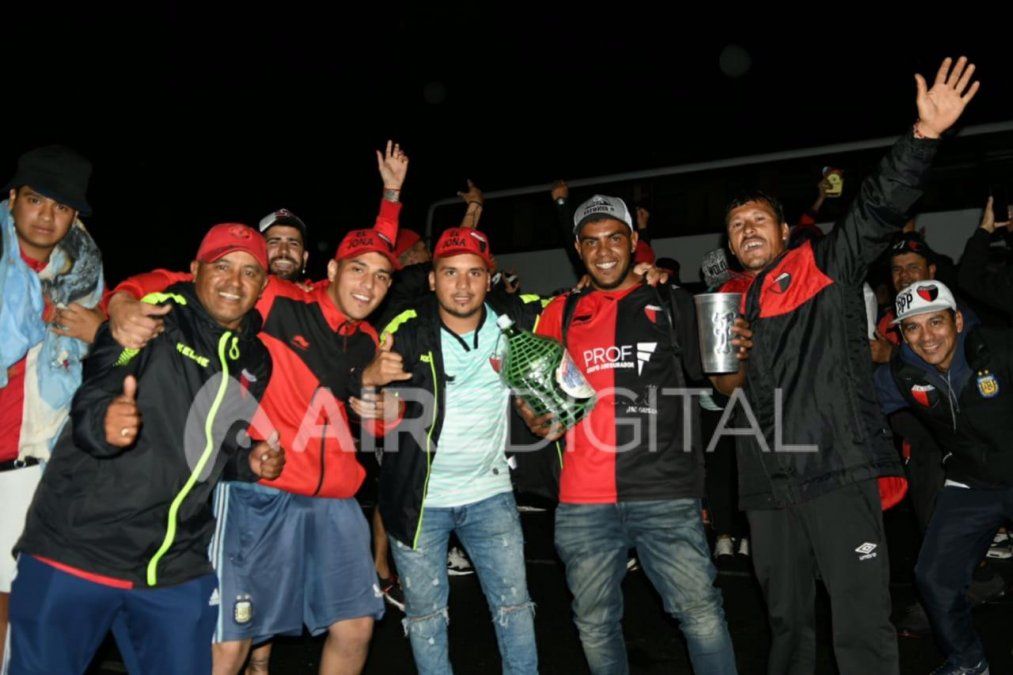 Los hinchas de Colón palpitan la previa en los alrededores de Estadio Mineirão