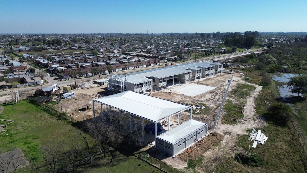 El nuevo edificio de la Escuela Echeverría ya supera el 75% de avance y promete transformar la infraestructura educativa del norte de la ciudad de Santa Fe.