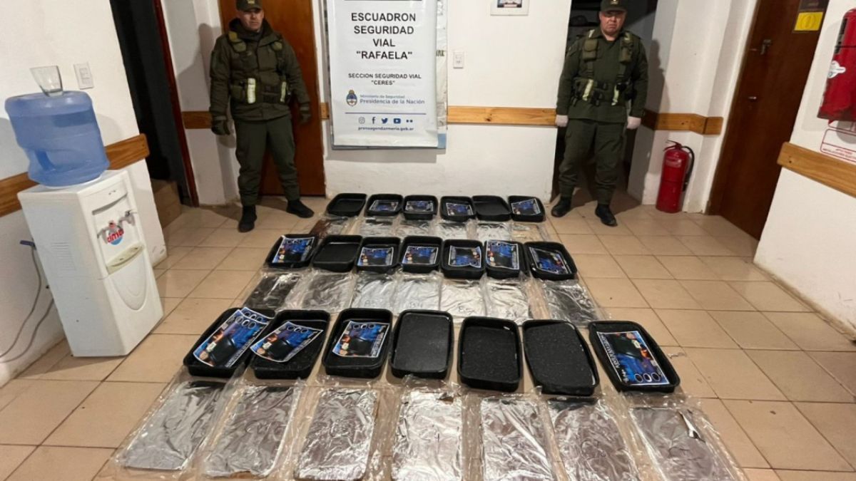Gendarmería descubrió droga oculta en asaderas y entre mantas durante un control a un colectivo que iba desde Salta hacia Buenos Aires. Gendarmería descubrió droga oculta en asaderas y entre mantas durante un control a un colectivo que iba desde Salta hacia Buenos Aires.