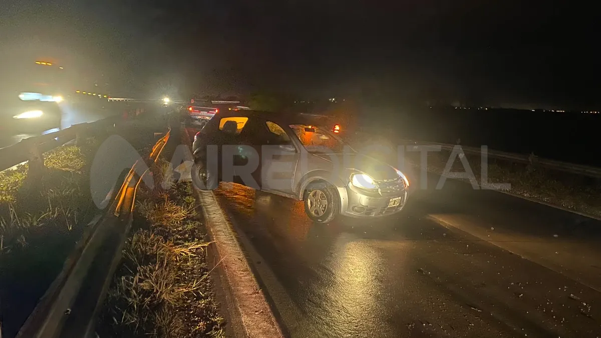 El conductor perdió el control del auto, derrapó y chocó contra el guardarrail sobre la Circunvalación Oeste.