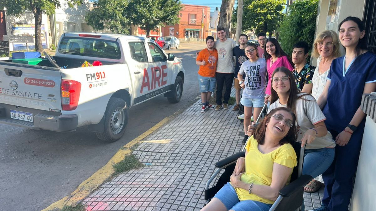 Los chicos colaboraron para cargar las 12 cajas que armaron en el centro de día. Los chicos colaboraron para cargar las 12 cajas que armaron en el centro de día.