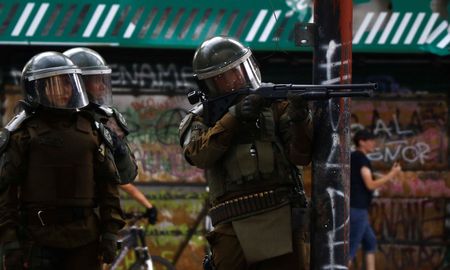 el gobierno de chile evalua dotar a la policia de nuevas armas no letales el gobierno de chile evalua dotar a la policia de nuevas armas no letales