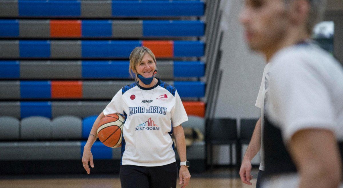 Laura Cors, entrenadora de Bahía Basket de la Liga Nacional masculina.