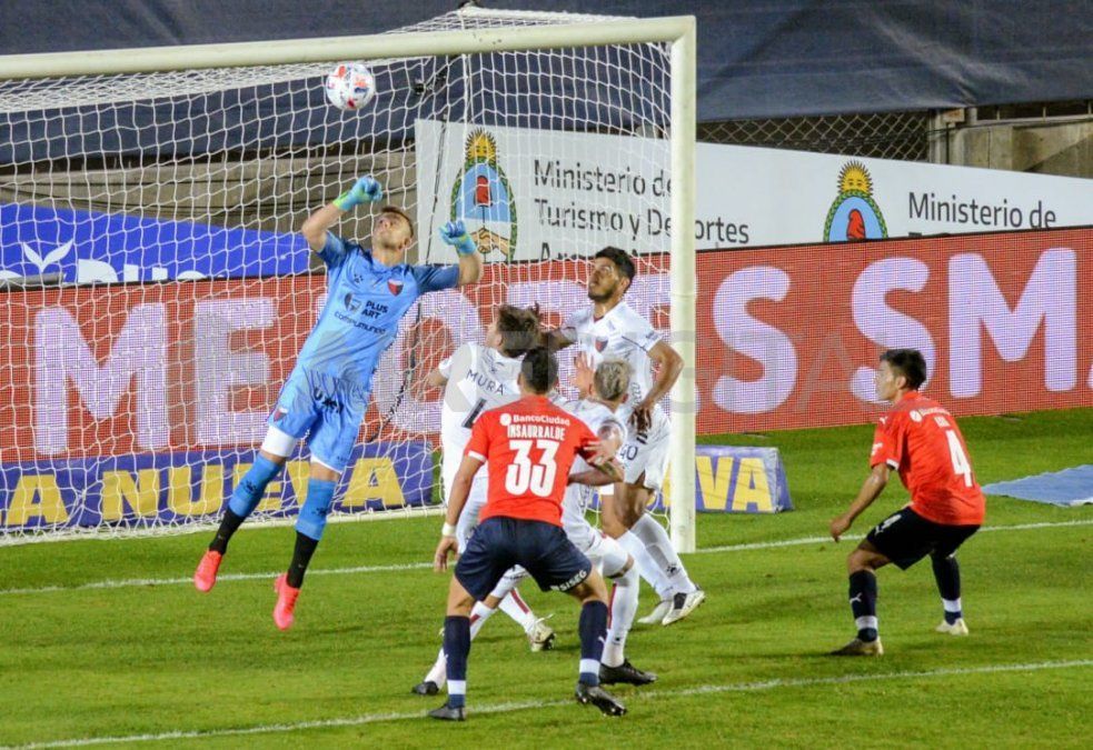 Burián fue otra de las figuras del partido y un eje importante en la victoria de Colón.