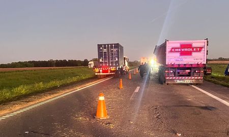 El choque múltiple de camiones en la autopista Rosario-Buenos Aires, a la altura de Arroyo Seco, dejó como saldo la muerte de un conductor. El choque múltiple de camiones en la autopista Rosario-Buenos Aires, a la altura de Arroyo Seco, dejó como saldo la muerte de un conductor.