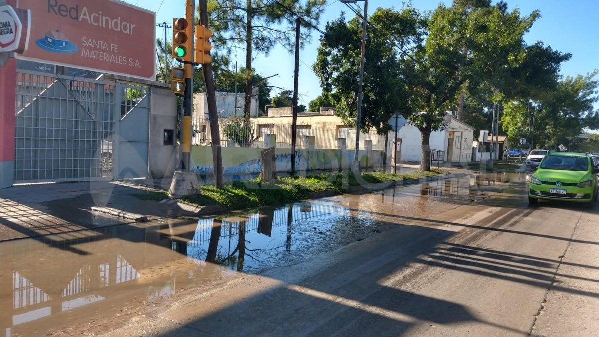 Además de la vereda de la escuela, también se inundó parte de la calzada de Blas Parera al 7600 en la ciudad de Santa Fe.