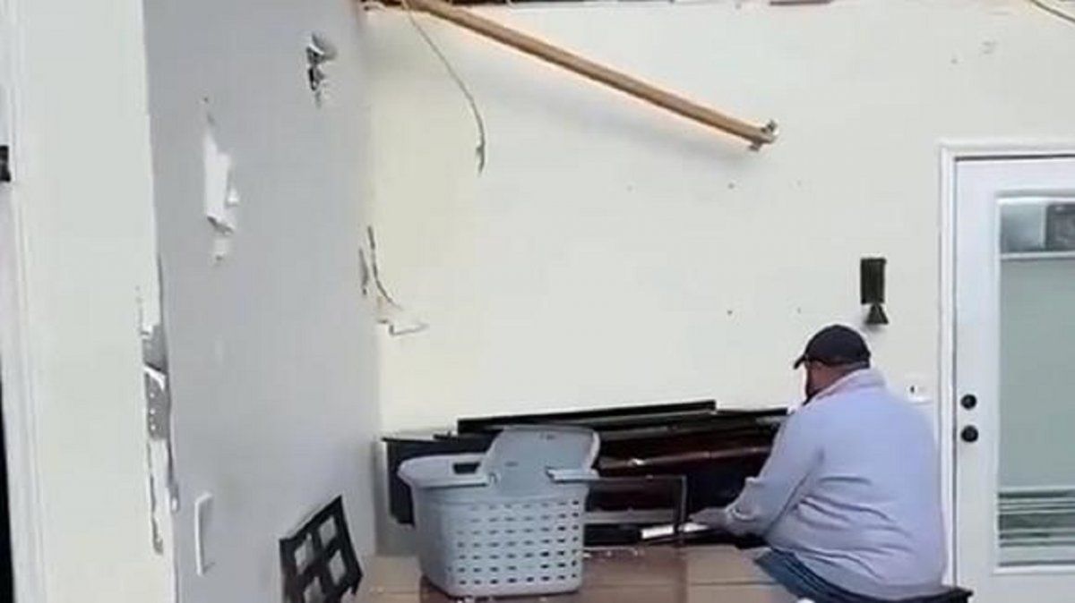 Perdió su casa por el tornado en Kentucky y se puso a tocar el piano en medio de los destrozos.