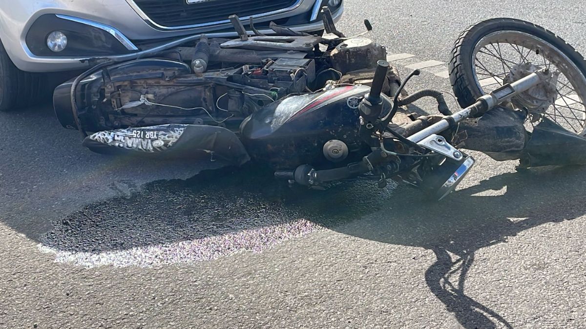 La motocicleta se llevó la peor parte tras el accidente. La motocicleta se llevó la peor parte tras el accidente.