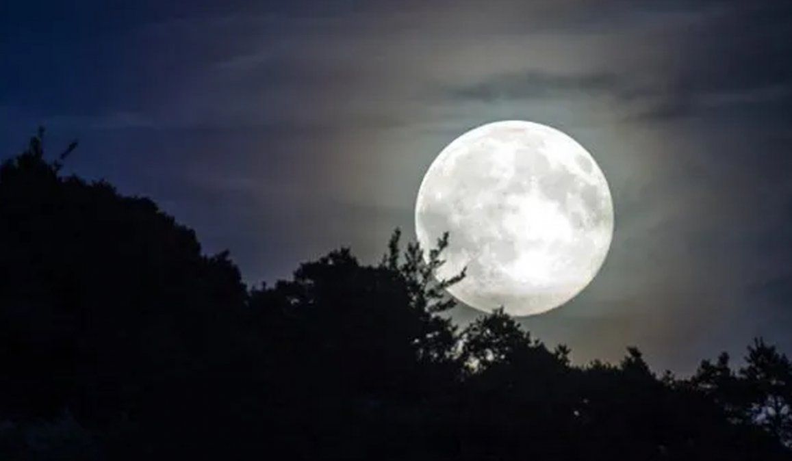 La buena suerte vendrá a los signos del zodiaco causada por la última luna llena de la década