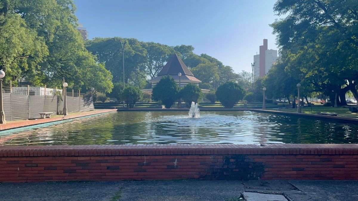 La fuente mantendrá su forma rectangular. El agua estará al ras del piso, como espejo de agua. Además, se incorporarán nuevos chorros ornamentales. La fuente mantendrá su forma rectangular. El agua estará al ras del piso, como espejo de agua. Además, se incorporarán nuevos chorros ornamentales.