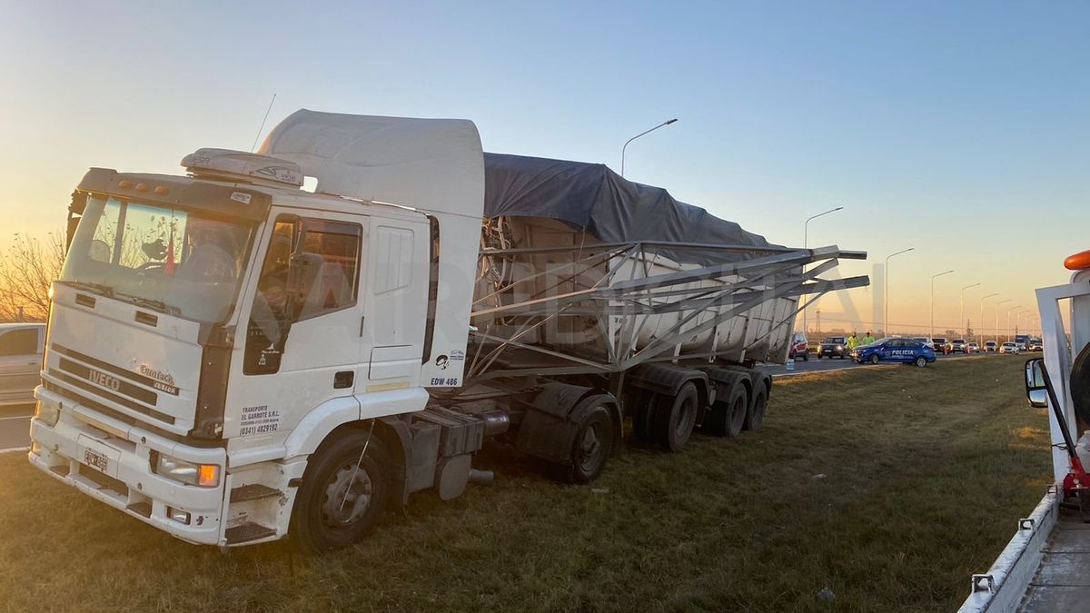 Los caños del cartel quedaron incrustados en el camión.