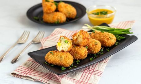 La receta para hacer croquetas de polenta y queso fáciles, crujientes y listas en minutos. La receta para hacer croquetas de polenta y queso fáciles, crujientes y listas en minutos.