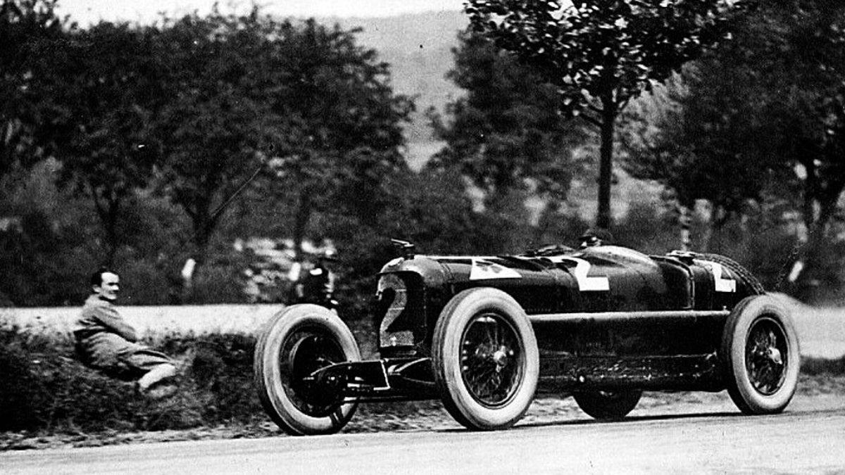 El 28 de junio de 1925, Antonio Ascari (Alfa Romeo P2) ganó la edición inaugural del GP de Bélgica, en la que fue la primera vez en la historia que esta prueba se disputó en el circuito de Spa-Francorchamps. El piloto italiano completó las 54 vueltas al trazado de 14,982 kilómetros en 6h42’57”. El 28 de junio de 1925, Antonio Ascari (Alfa Romeo P2) ganó la edición inaugural del GP de Bélgica, en la que fue la primera vez en la historia que esta prueba se disputó en el circuito de Spa-Francorchamps. El piloto italiano completó las 54 vueltas al trazado de 14,982 kilómetros en 6h42’57”.