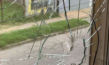 Así quedó el vidrio de la ventana de la casa del intendente de Villa Gobernador Gálvez. Así quedó el vidrio de la ventana de la casa del intendente de Villa Gobernador Gálvez.