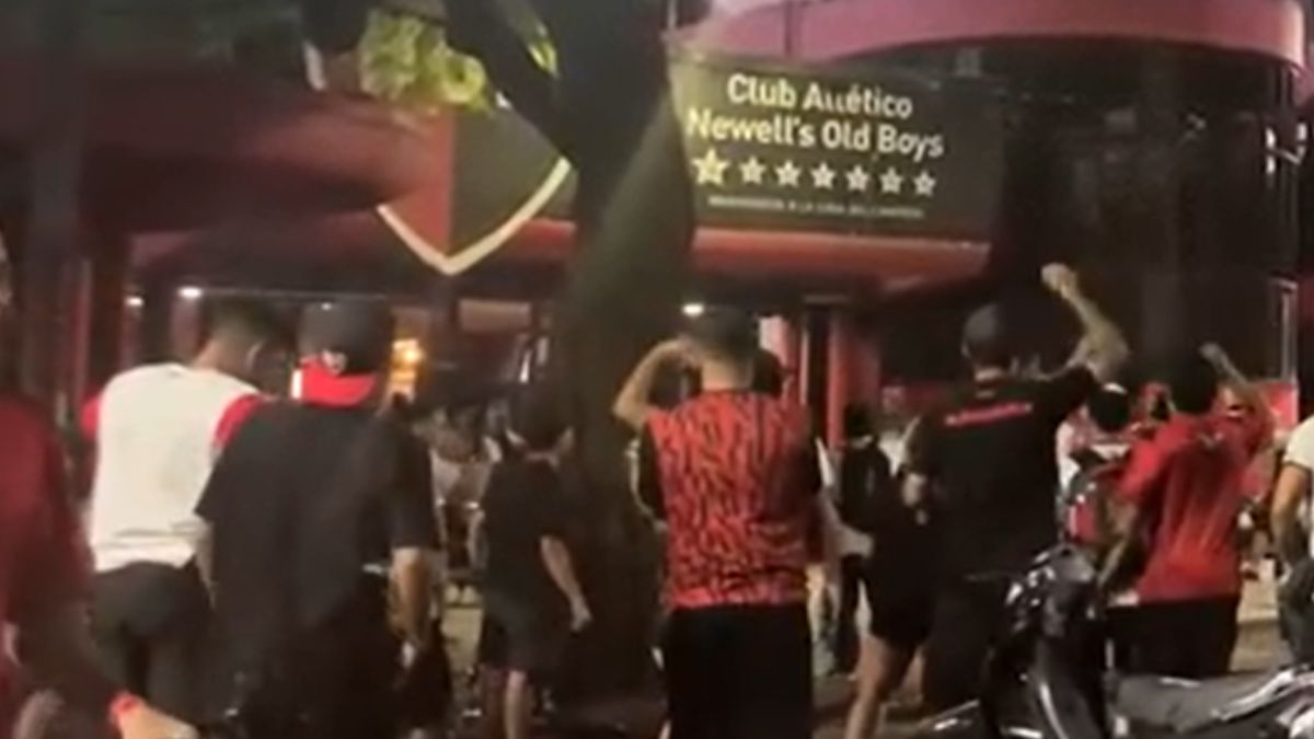 Tras la goleada contra Newell's y el descenso que presiona, los hinchas se autovoncaron en las puertas del estadio para pedir que se vayan todos. Tras la goleada contra Newell's y el descenso que presiona, los hinchas se autovoncaron en las puertas del estadio para pedir que se vayan todos.