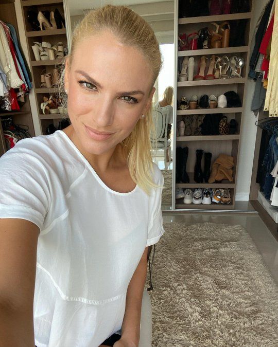 Carolina Oltra se reportó desde la clínica para hablar del daño que le generaron los implantes mamarios.