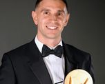 El arquero del seleccionado argentino Emiliano Dibu Martínez ganó este lunes el premio al mejor en su puesto en el Balón de Oro, que se entregó en París, Francia.Emiliano Martínez está de cumpleaños. El arquero del seleccionado argentino Emiliano Dibu Martínez ganó este lunes el premio al mejor en su puesto en el Balón de Oro, que se entregó en París, Francia.Emiliano Martínez está de cumpleaños.